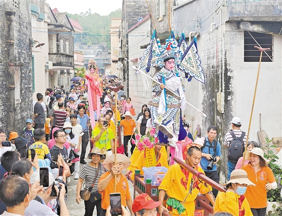 業(yè)內人士建議把臺山浮石村飄色搬到江門市區(qū)，擴大市場影響力。郭永樂