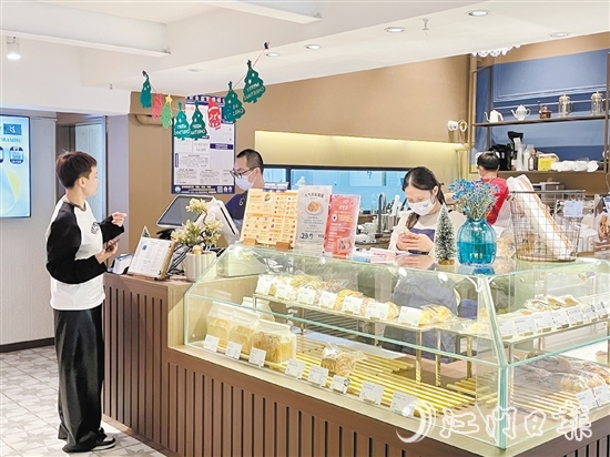 網(wǎng)紅面包店為消費(fèi)者提供“吃+喝+拍照”的復(fù)合式新體驗。