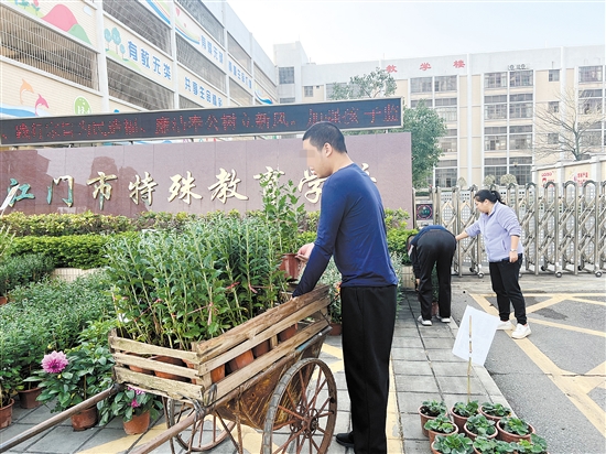 學生們搬運迎春花，為義賣作準備。