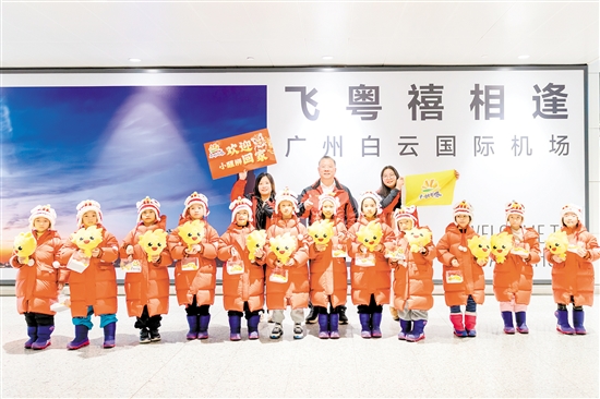 江門春秋國旅迎接江門“小醒獅”第一分隊回家。