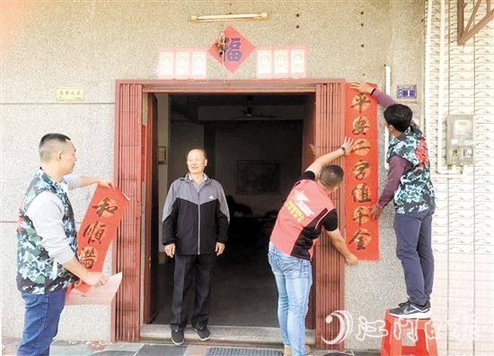 志愿者到退役軍人家中貼對聯(lián)、送祝福。