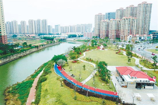臺山碧道的設(shè)計與建設(shè)理念，均以生態(tài)保護為核心，注重保留沿途的河灘地，營造“紅花盛開、綠草如茵、魚兒游弋”的生態(tài)水文環(huán)境。圖為臺城河段碧道。