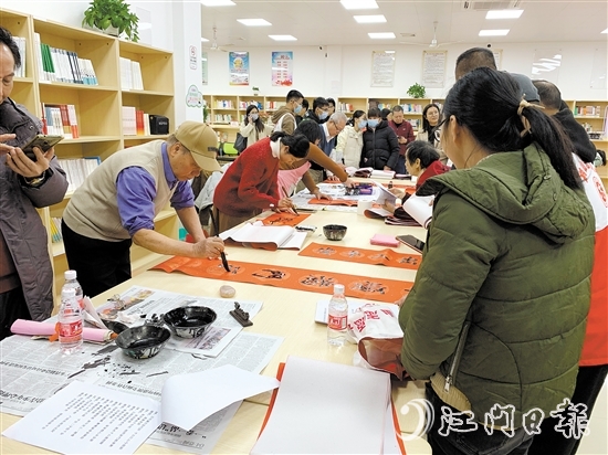 書法家現(xiàn)場書寫春聯(lián)，為退役軍人和群眾送上新春祝福。