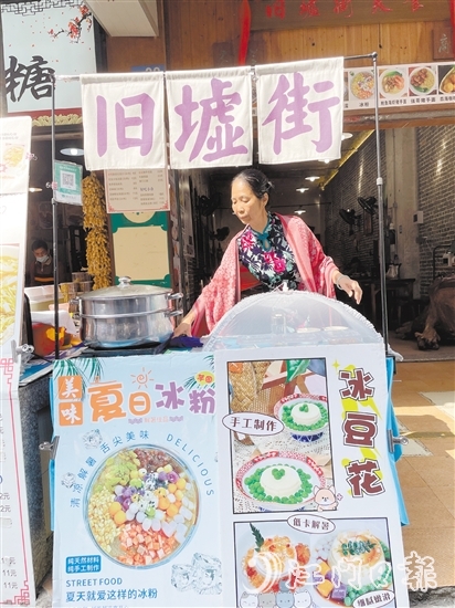 黃綺屏在店門口支起了小攤，既接地氣又有特色，吸引過往行人關(guān)注。