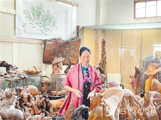 黃綺屏和她的根雕藝術(shù)藏品。