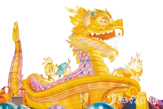 赤坎華僑古鎮(zhèn)內(nèi)的龍花燈，氣勢如虹，萌態(tài)可掬，把濃厚的春節(jié)氛圍拉滿，點(diǎn)亮了赤坎華僑古鎮(zhèn)的“夜景模式”。