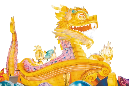 赤坎華僑古鎮(zhèn)內(nèi)的龍花燈，氣勢(shì)如虹，萌態(tài)可掬，把濃厚的春節(jié)氛圍拉滿，點(diǎn)亮了赤坎華僑古鎮(zhèn)的“夜景模式”。