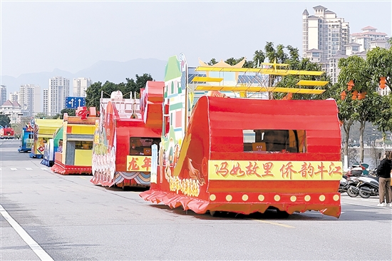精心“打扮”的20輛花車行駛在錦江河岸。張安怡