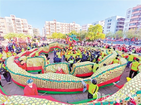 新會(huì)區(qū)三江鎮(zhèn)舉行金龍巡游活動(dòng)。