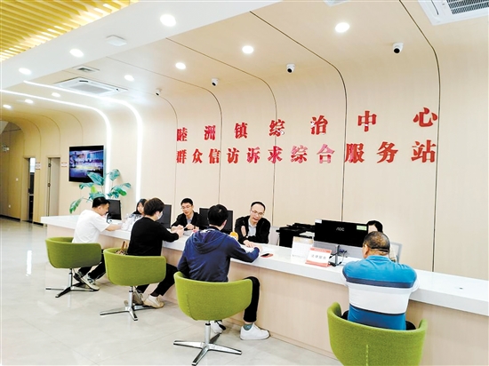 市民群眾在新會區(qū)睦洲鎮(zhèn)綜治中心辦理業(yè)務(wù)。