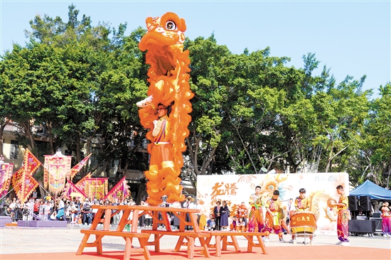 長堤歷史文化街區(qū)舉行江門市龍獅巡游。圖為醒獅高樁表演。