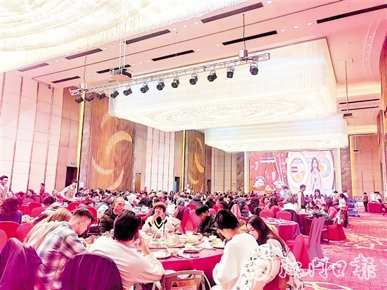 春節(jié)期間，江門(mén)熱門(mén)餐廳排號(hào)等位、訂單爆滿(mǎn)的火熱景象隨處可見(jiàn)。