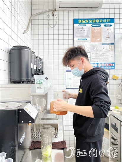 茶飲店工作人員加班加點(diǎn)制作茶飲。
