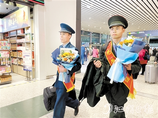 巧合的是，馮伙林（左）、吳永源乘坐了同一班飛機，更巧的是，他們相鄰而坐。