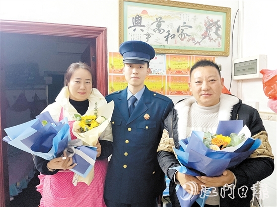 袁鑫灃“突然回家”，給家人一個驚喜。