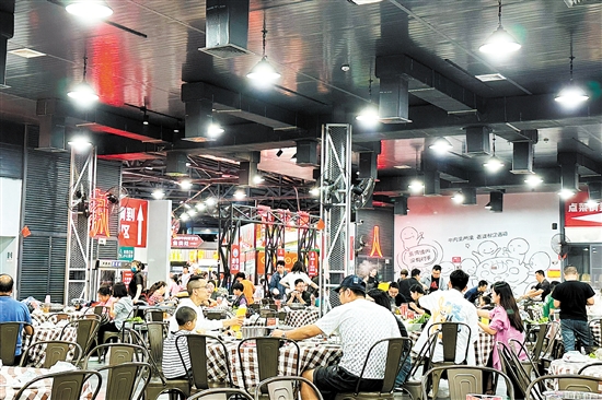 在餐飲行業(yè)“內(nèi)卷”之時(shí)，邑家人逆勢上行，做出特色，滿足消費(fèi)者的需求。