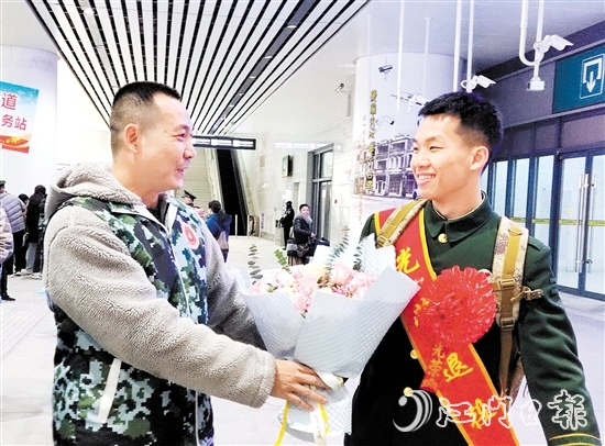 為退役軍人送上鮮花，歡迎他們返鄉(xiāng)。