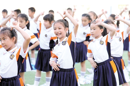 江海學(xué)子神采奕奕，朝氣蓬勃。