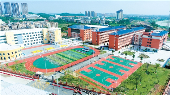 加大投入力度，深化綜合改革，為省基礎(chǔ)教育高質(zhì)量發(fā)展示范區(qū)的驗(yàn)收做足準(zhǔn)備。圖為恩平市實(shí)驗(yàn)小學(xué)
