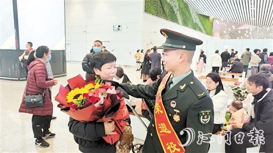 退役軍人見(jiàn)到了久違的家人。