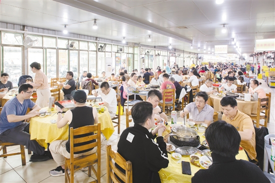 棠下鎮(zhèn)五洞牛肉美食街生意十分火爆，壯大了村集體經(jīng)濟(jì)，增加了村民收入。