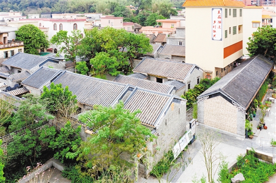潮連人才島盧國沾祖居以盧國沾先生曾居住的房屋為核心，將周邊的7間古民居一起建成小組團(tuán)文旅空間。