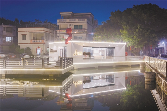 杜阮鎮(zhèn)上巷村是省首批“百千萬工程”典型村。上巷書吧以清幽的環(huán)境吸引村民前來悅讀。