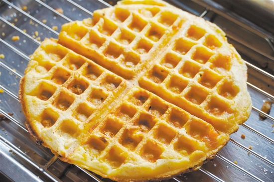 臺山爐底糍外貌與華夫餅十分相似。