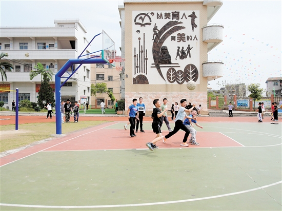 棠下鎮(zhèn)中心小學，課間不少學生來到操場打籃球。