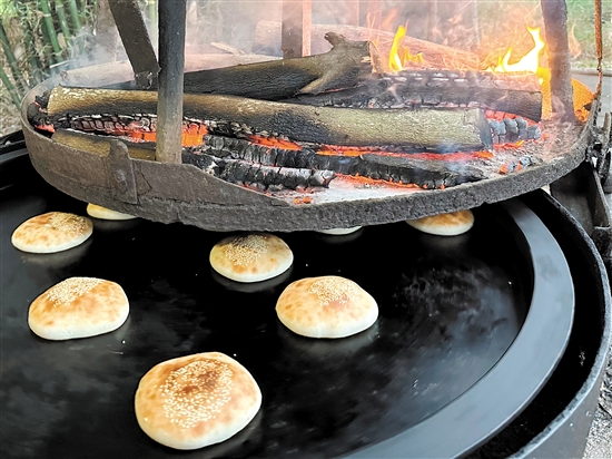 恩平燒餅是恩平傳統特色小吃，剛出爐的燒餅，表面金黃，軟糯香脆。