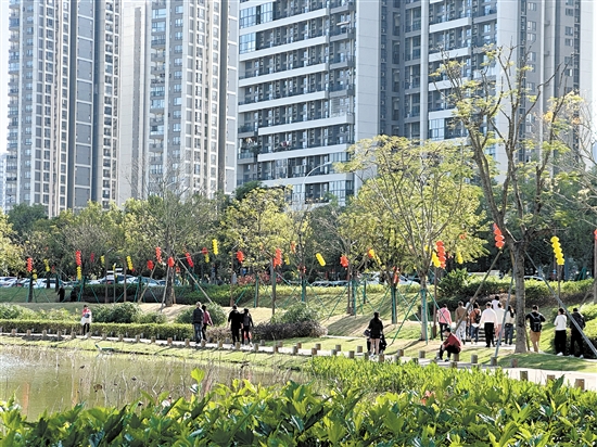 市民外出旅行時(shí)要遵守文明旅游要求，不亂扔垃圾，不踐踏花草。