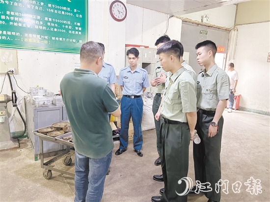 圣堂鎮(zhèn)組織退役軍人走進(jìn)企業(yè)參觀學(xué)習(xí)。