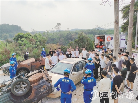 退役軍人參加地震救援實(shí)戰(zhàn)化訓(xùn)練。