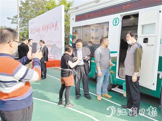 江門“振興號金融動車”為市民提供金融服務。
