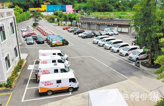 我市完成29輛江門“振興號金融動車”改造工作，在全國首創(chuàng)“金融服務、政務服務、生活服務、電商服務”于一體的農村金融移動服務“江門模式”。