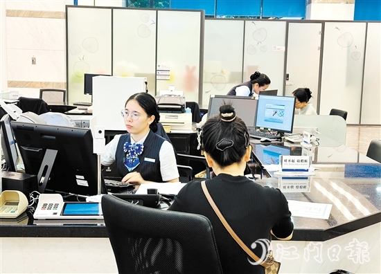 市民在銀行柜臺(tái)辦理房貸有關(guān)業(yè)務(wù)。