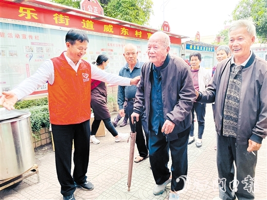 在李澤偉的引導下，威東村積極探索嵌入式養(yǎng)老服務體系。圖為李澤偉參加關(guān)愛老人志愿服務。