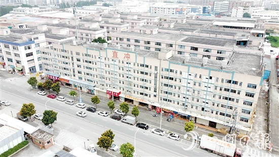 直沖村通過建設工業(yè)園區(qū)，讓村民富起來。