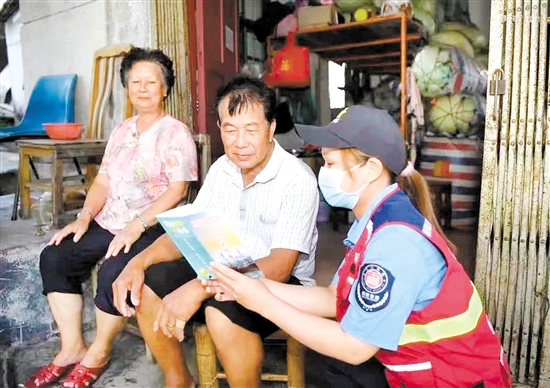 網(wǎng)格員開展入戶宣傳，及時捕捉基層“弱信號”，通過“粵平安”云平臺上報。