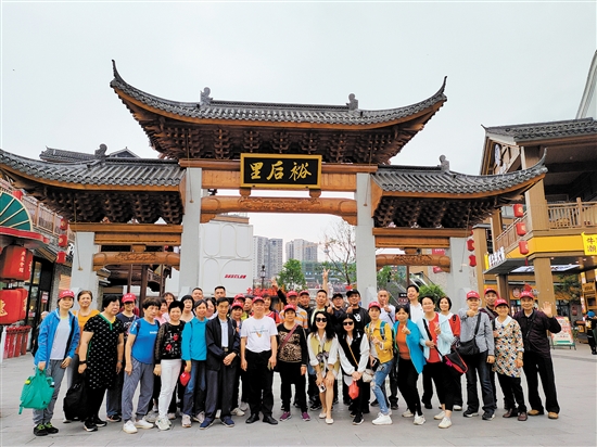 “湘”遇郴州首發(fā)團(tuán)在裕后街合影留念。