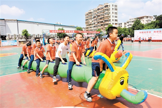 發(fā)展小學(xué)陽光心理節(jié)上，學(xué)生們玩起了團(tuán)隊(duì)游戲。