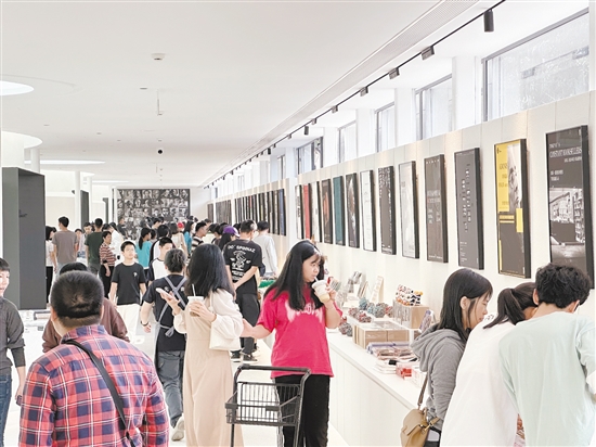 先鋒書店把華南首店開進(jìn)開平市塘口鎮(zhèn)強(qiáng)亞村，打造田野邊的“精神糧倉”。
