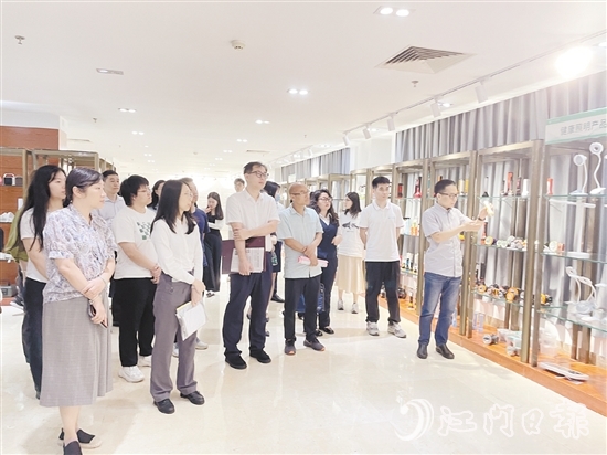 會后江門金融系統(tǒng)代表參觀小崧股份。