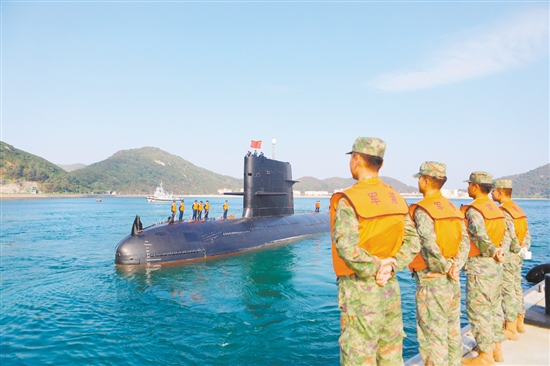 南海之濱，一艘潛艇似“黑鯨”靜臥海面，某艇員隊準備出海執(zhí)行任務。