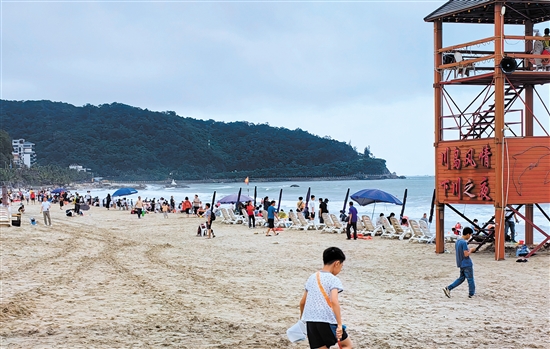 川山群島旅游度假區(qū)是我市傳統(tǒng)熱門景區(qū)。圖為五一假期下川島景區(qū)一瞥。