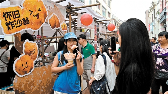 非遺展示及銷售攤位前，參觀、駐足選購的市民游客絡(luò)繹不絕。