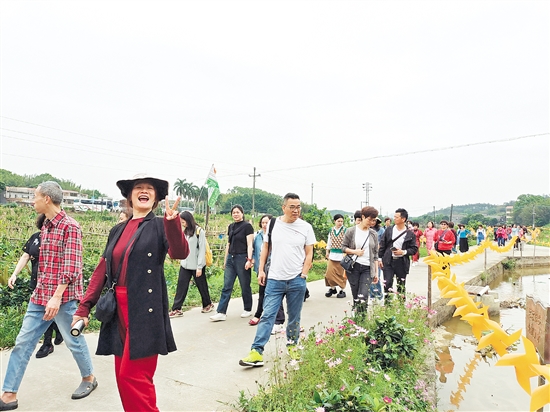 游客在三泉灣僑文化基地游玩，欣賞周邊美景。
