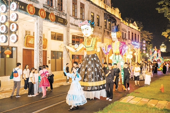 赤坎華僑古鎮(zhèn)活動豐富，吸引游客圍觀。