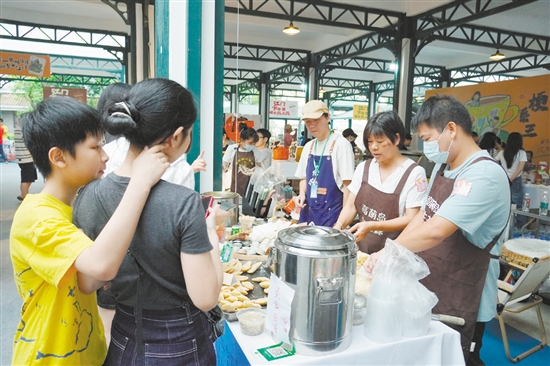 在“5·19中國旅游日”活動期間，特色市集受到市民游客歡迎。