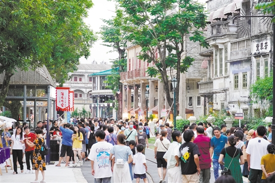 赤坎華僑古鎮(zhèn)游人如織。